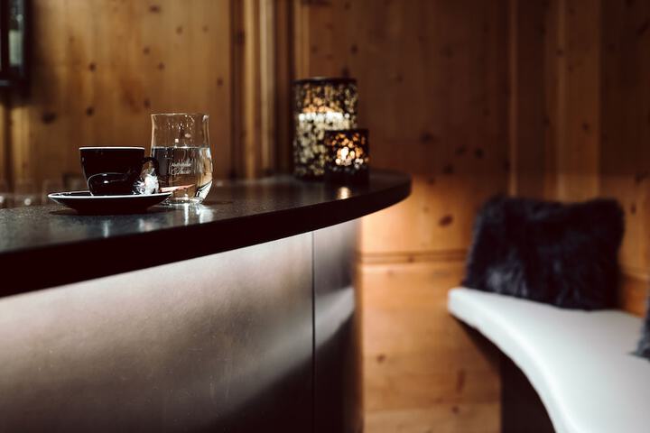 Lounge 77 of 90