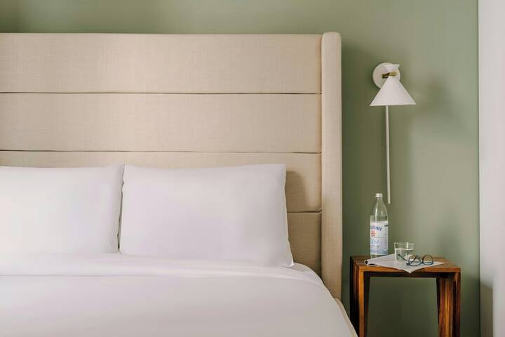 Room 28 of 104