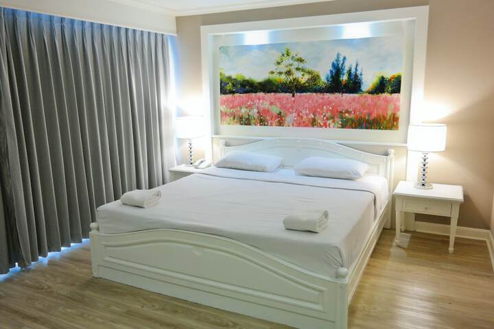 Room 4 of 102