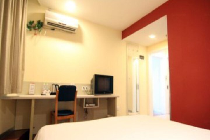Room 5 of 11