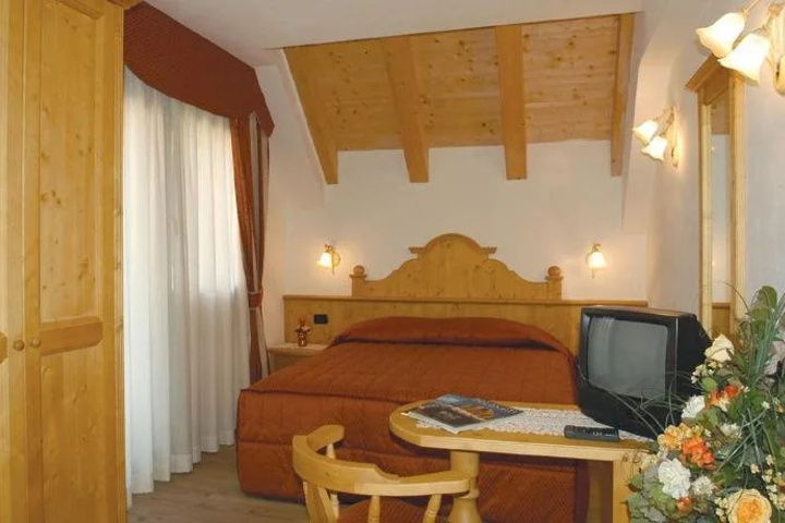 Room 3 of 8