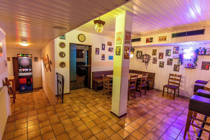 Lounge 74 of 87