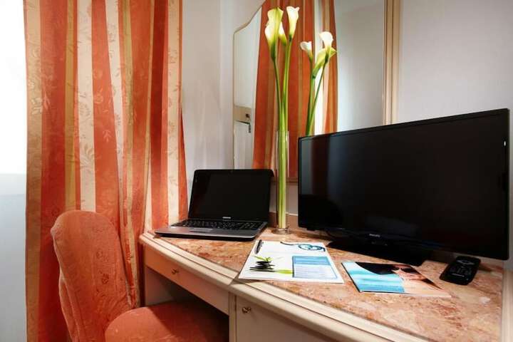 Room 15 of 52