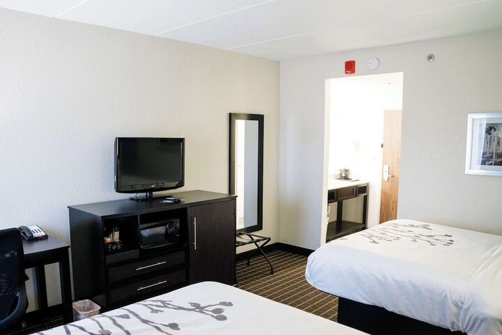 1 Queen Bed Accessible (9 of 31)