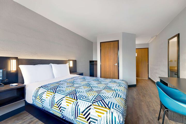 Room 13 of 28