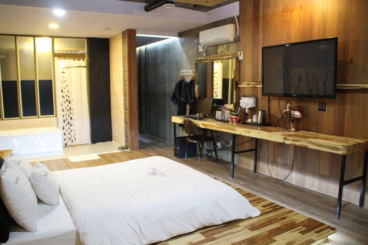 Room 32 of 34