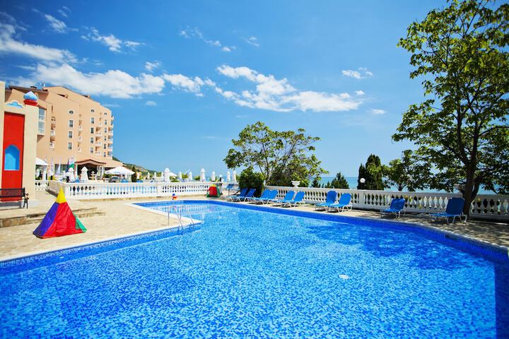 Pool 40 of 91
