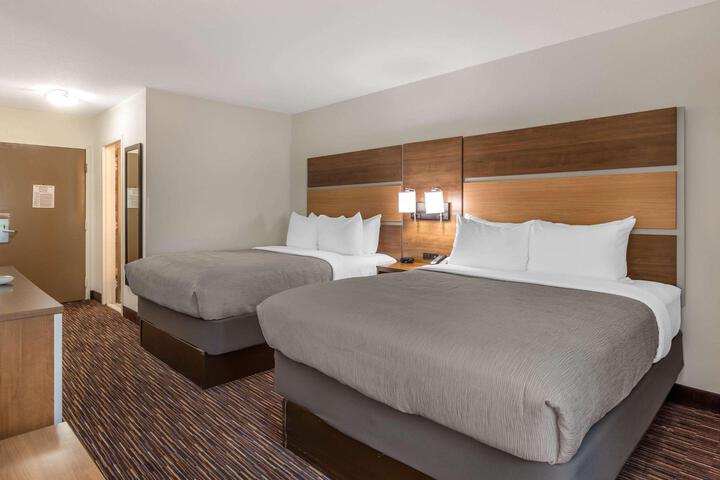 2 Queen Beds (9 of 12)