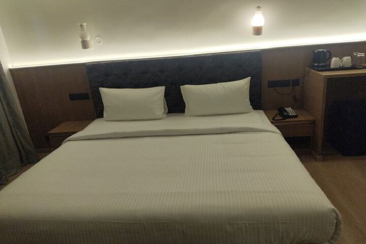 Room 9 of 37