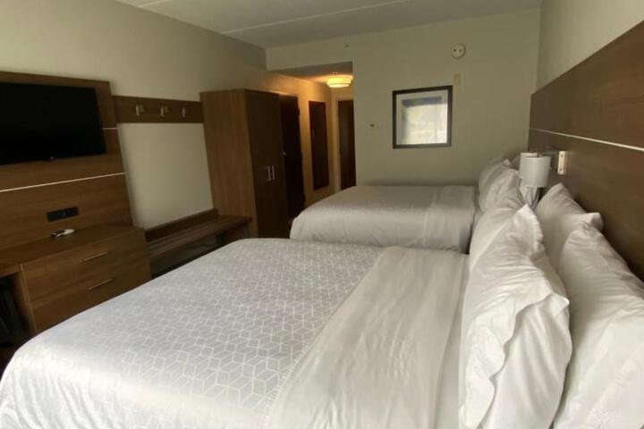 2 Queen Beds (2 of 17)