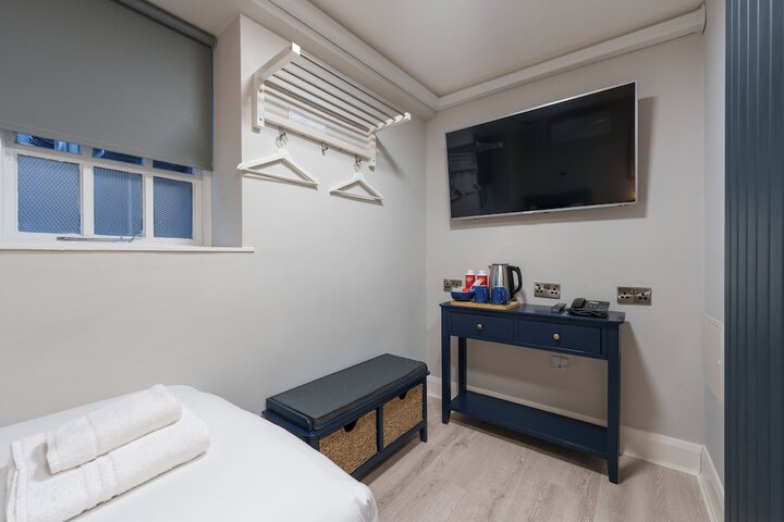 Room 19 of 106
