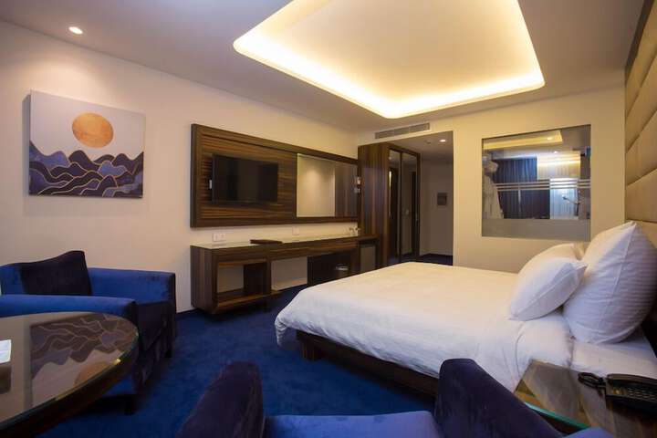 Room 9 of 33
