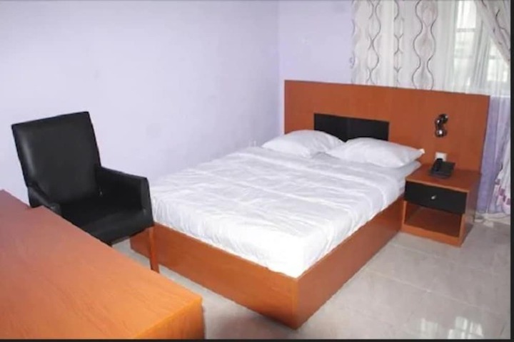 Room 2 of 10