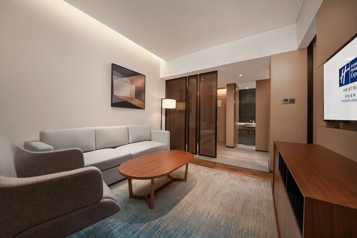 Room 11 of 102