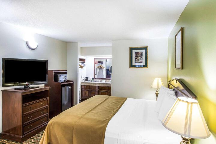 1 King Bed Accessible (3 of 10)