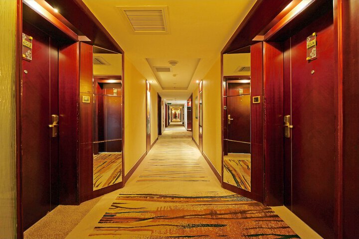 Ballroom/Hall 8 of 8