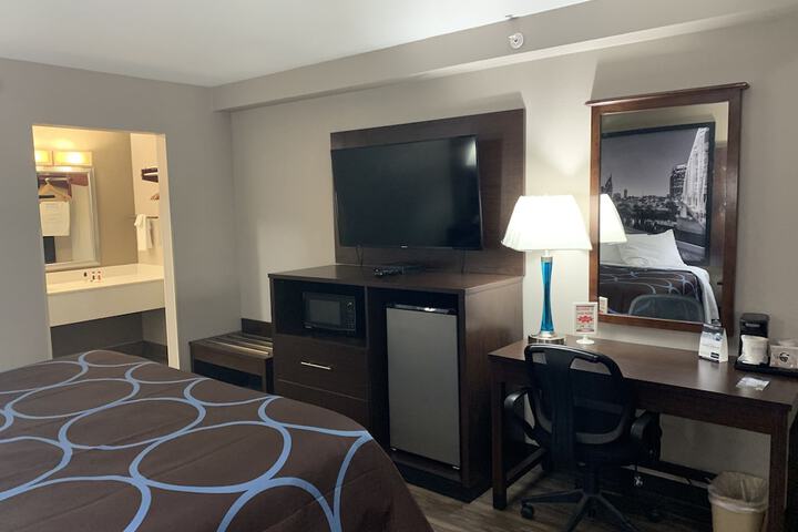 1 King Bed Accessible (3 of 11)