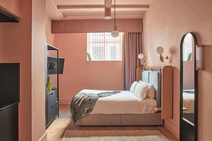 Room 47 of 102