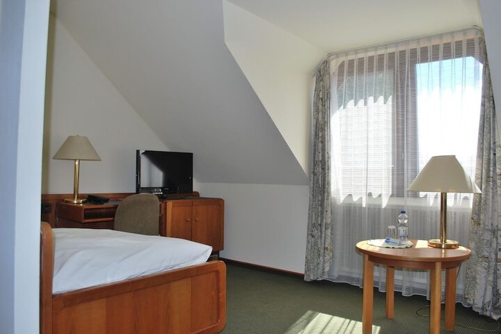 Room 15 of 33