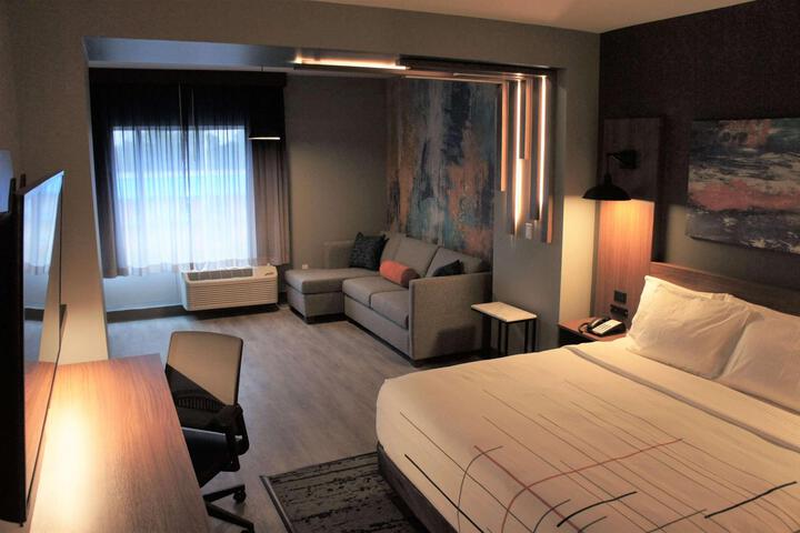 1 King Bed Mobility Hearing Impaired Accessible Room (11 of 11)