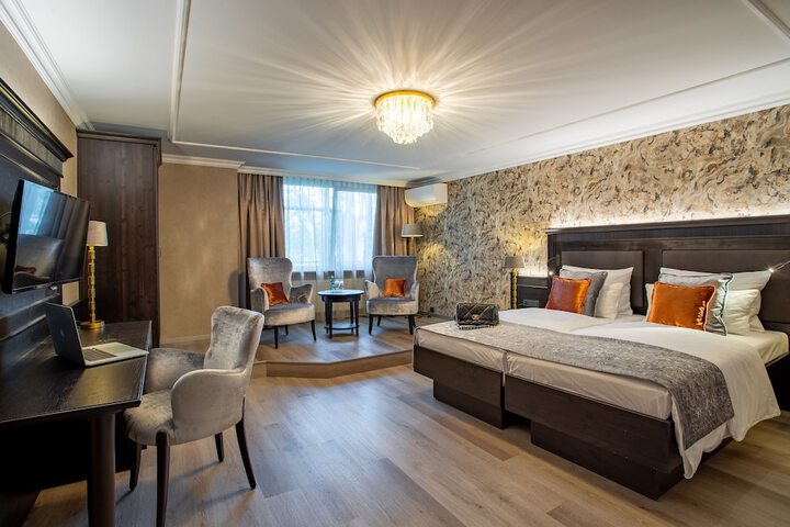 Room 15 of 40