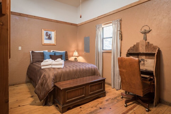 Casa McClaran Five bedroom Holiday Home in Ruidoso, NM