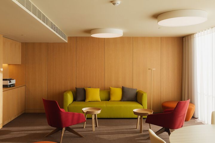 Lounge 66 of 75