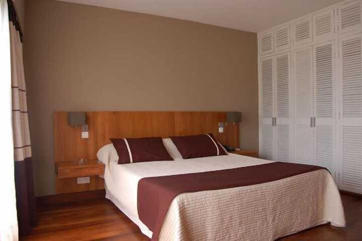 Room 4 of 16