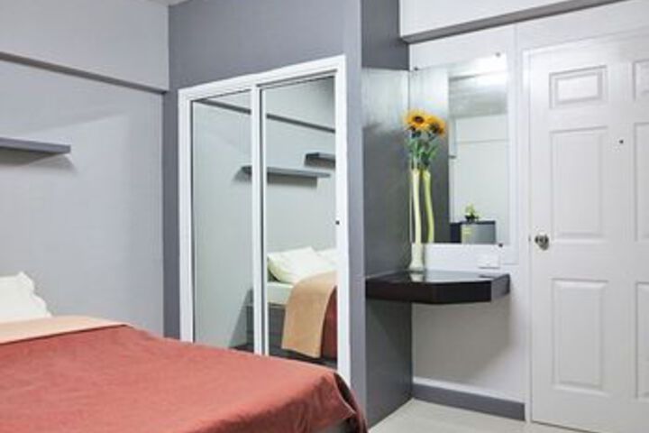 Room 4 of 9