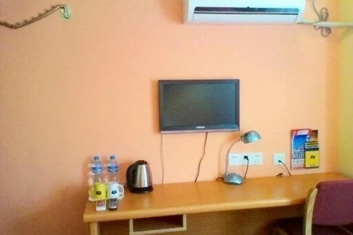 Room 6 of 18