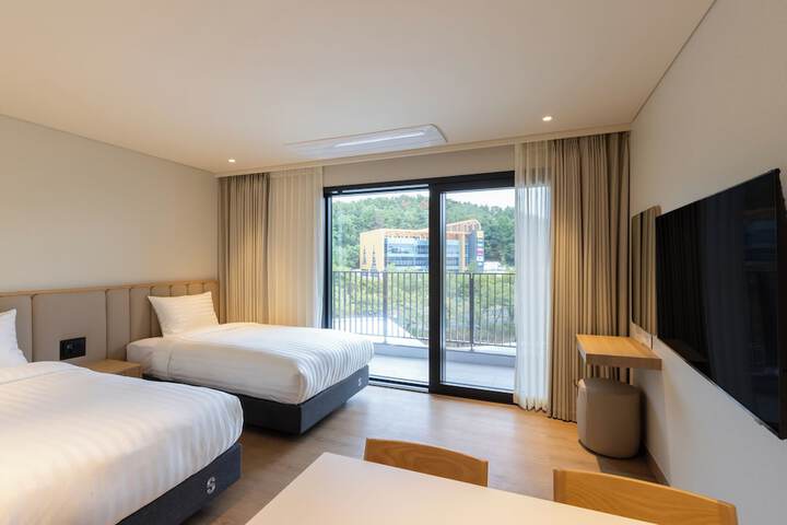 Room 8 of 33