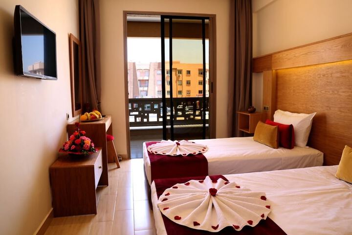 Room 6 of 9