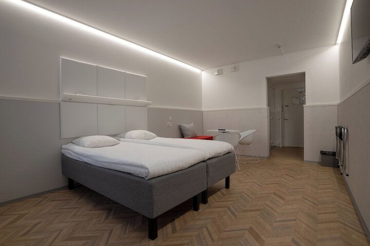 Room 7 of 16