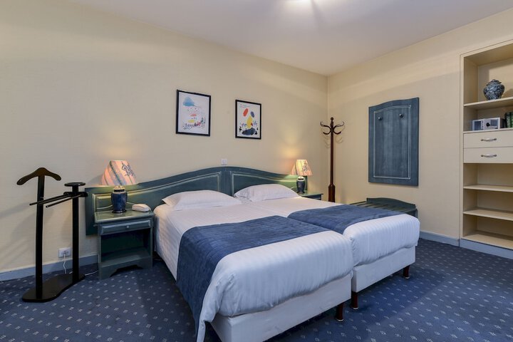 Room 12 of 28