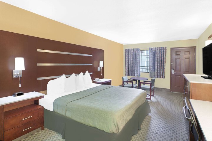 1 King Bed (4 of 9)