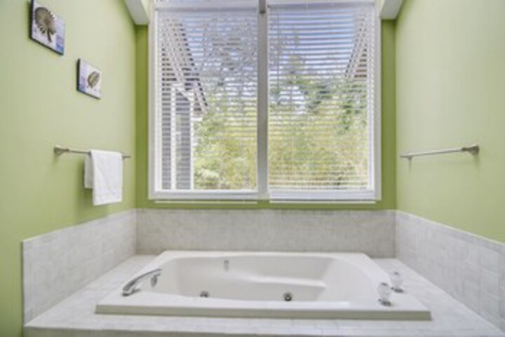 Hot Tub 14 of 34