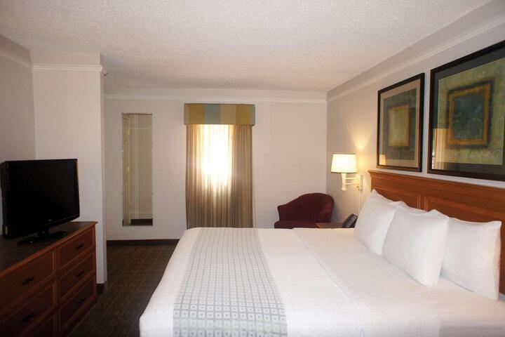 2 Double Beds Mobility Hearing Accessible Room Roll in Shower (12 of 16)