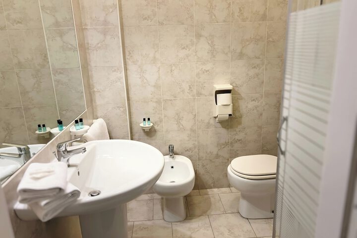 Room 5 of 9