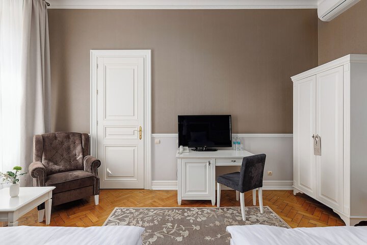 Room 10 of 99