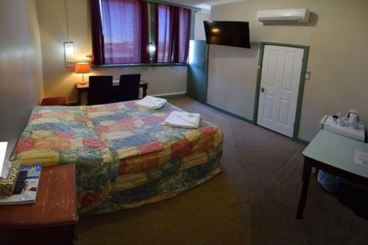 Room 16 of 98