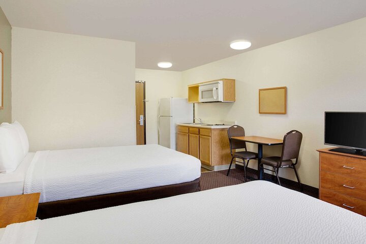 Suite Queen Bed (3 of 10)