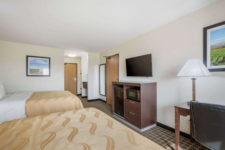 1 Queen Bed (6 of 15)