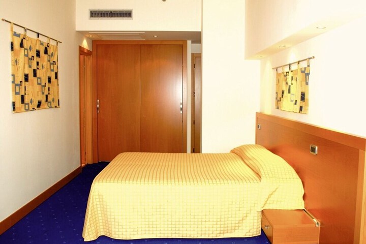 Room 16 of 68