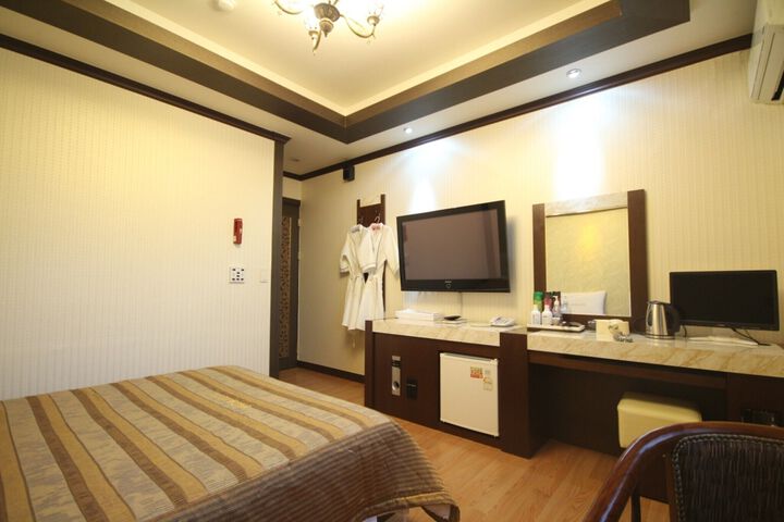 Room 2 of 19