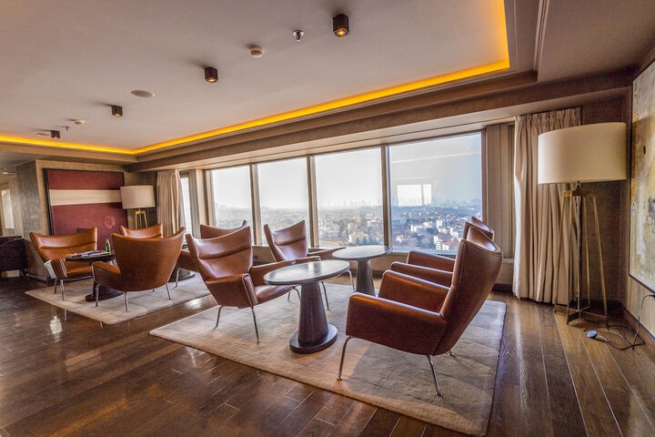 Lounge 208 of 243