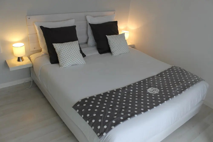 Room 4 of 12