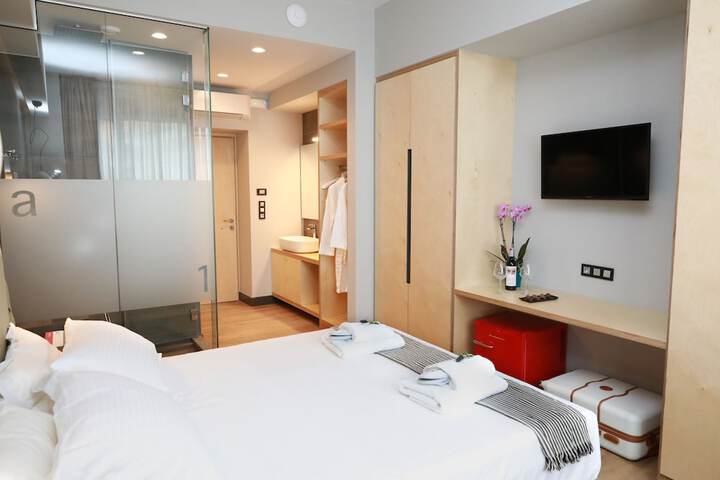 Room 5 of 102