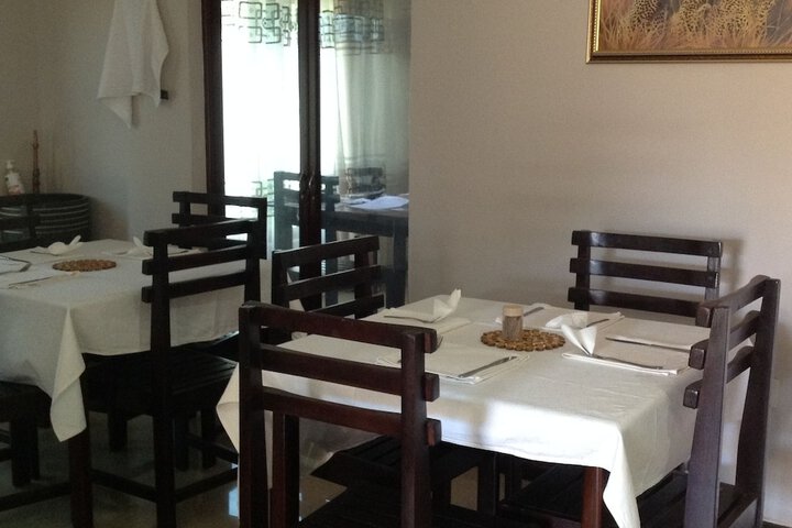 Dining 8 of 10