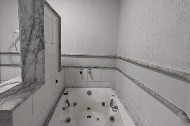 Room 33 of 40