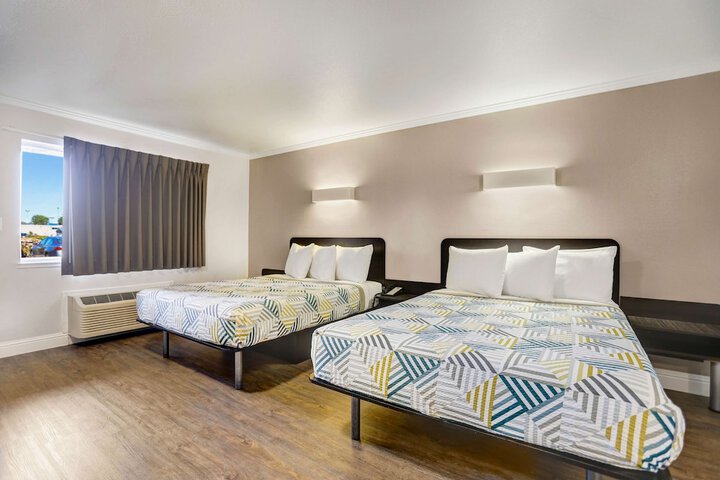 1 Queen Bed (3 of 13)